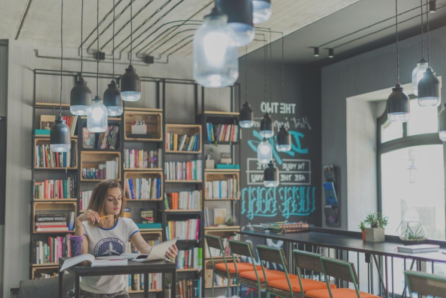Teilnehmer eines interaktiven Online-Webinars mit verschiedenen digitalen Tools